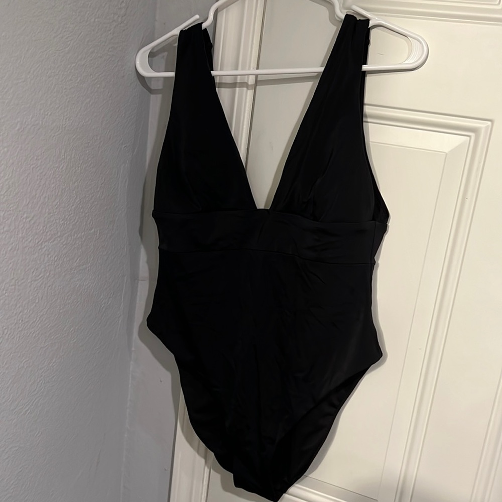 Victoria secret swim suit XL thick straps & black. Never worn.
